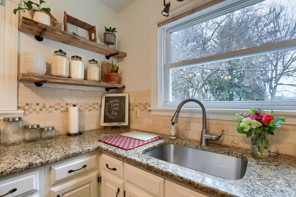 Rare City Home W/ Backyard Fire-Pit & Hottub Lancaster Bagian luar foto